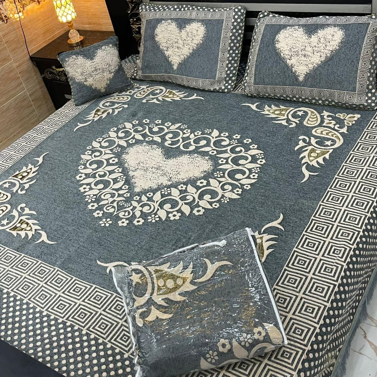 Sweetheart Luxury 4pcs Velvet Jacquard Bedsheet Set